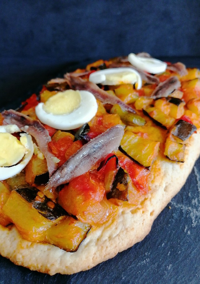 Una foto de Coca de pisto, anchoas y huevo