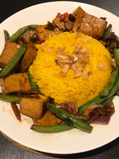 Foto resep Nasi Kuning (Indonesian Turmeric Rice) with Sweet Soy Tofu and Green Beans