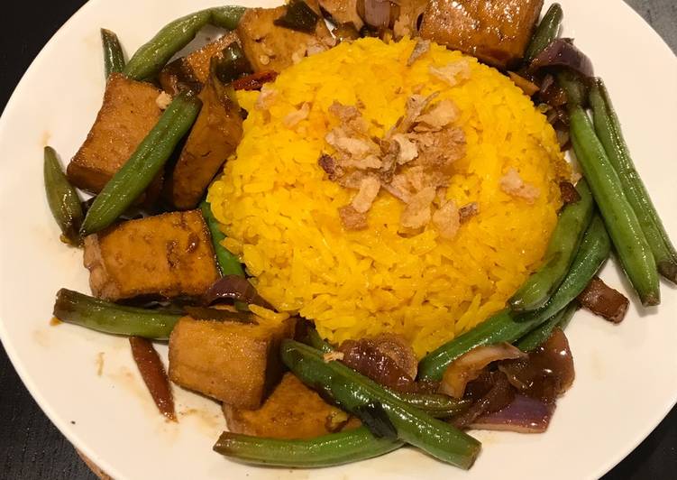 Cara Gampang Membuat Nasi Kuning (Indonesian Turmeric Rice) with Sweet Soy Tofu and Green Beans Anti Gagal
