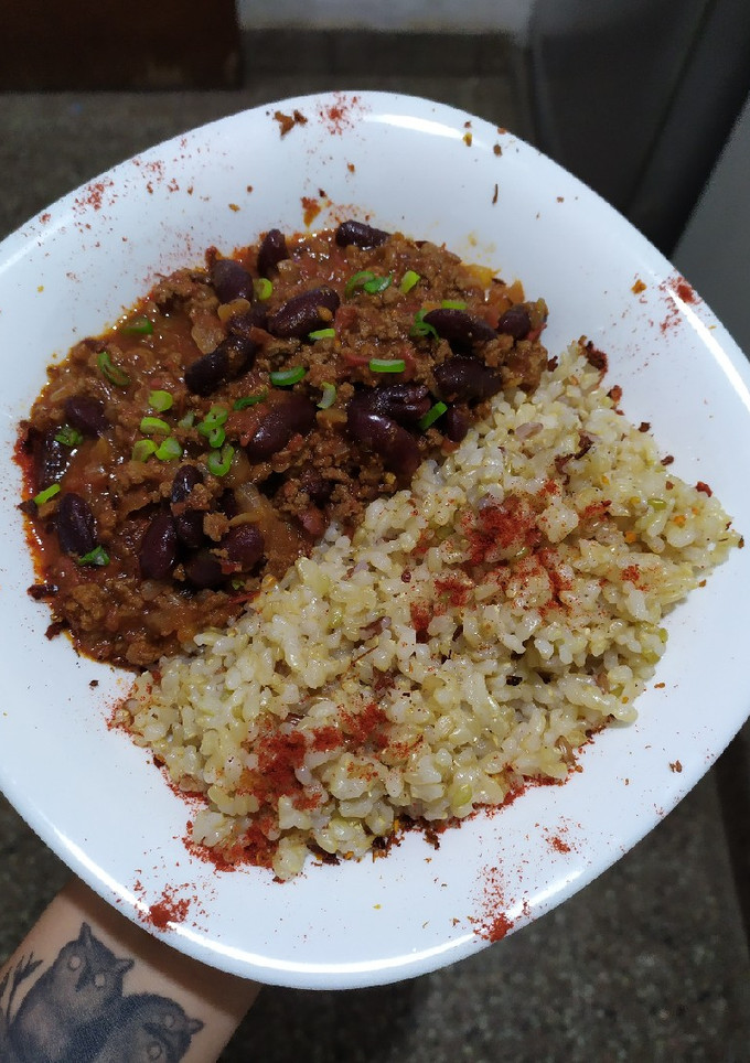 Una foto de Chili con frijoles (porotos) rojos y arroz yamaní integral
