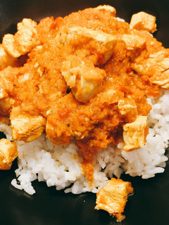 Una foto de Pollo al curry con arroz