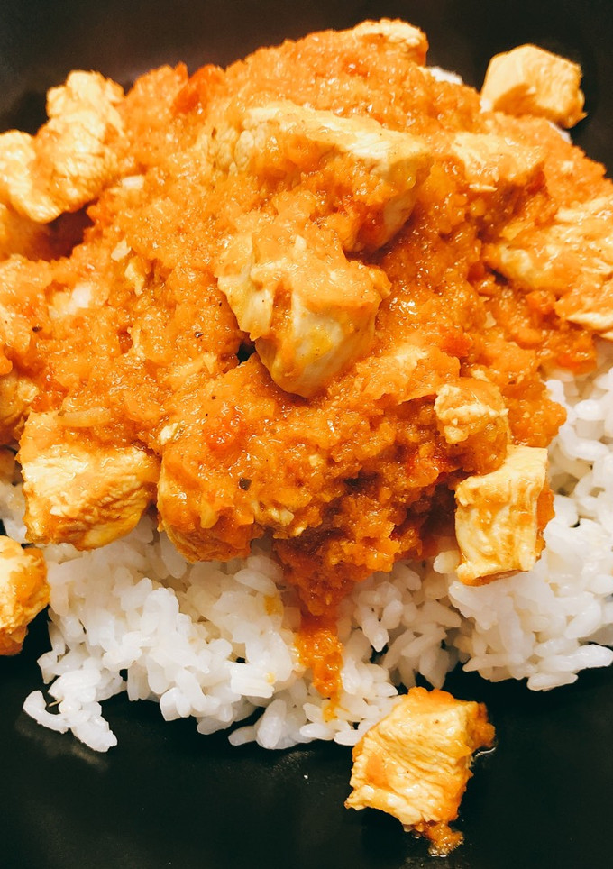 Una foto de Pollo al curry con arroz