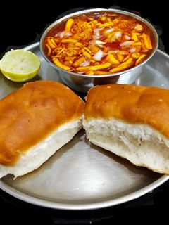 A picture of Misal pav.