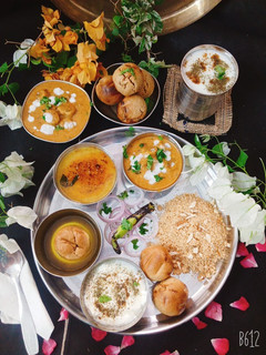 दाल, बाटी, चुरमा, गट्टे की सब्जी, मसाला छाछ, और सिकी हुई मिर्च रेसिपी मुख्य फोटो