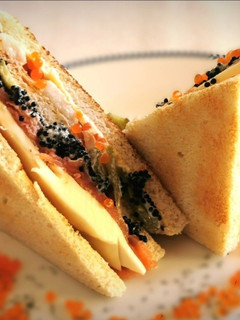 Una foto de Sándwich Trikini de Salmón ahumado y Langostinos