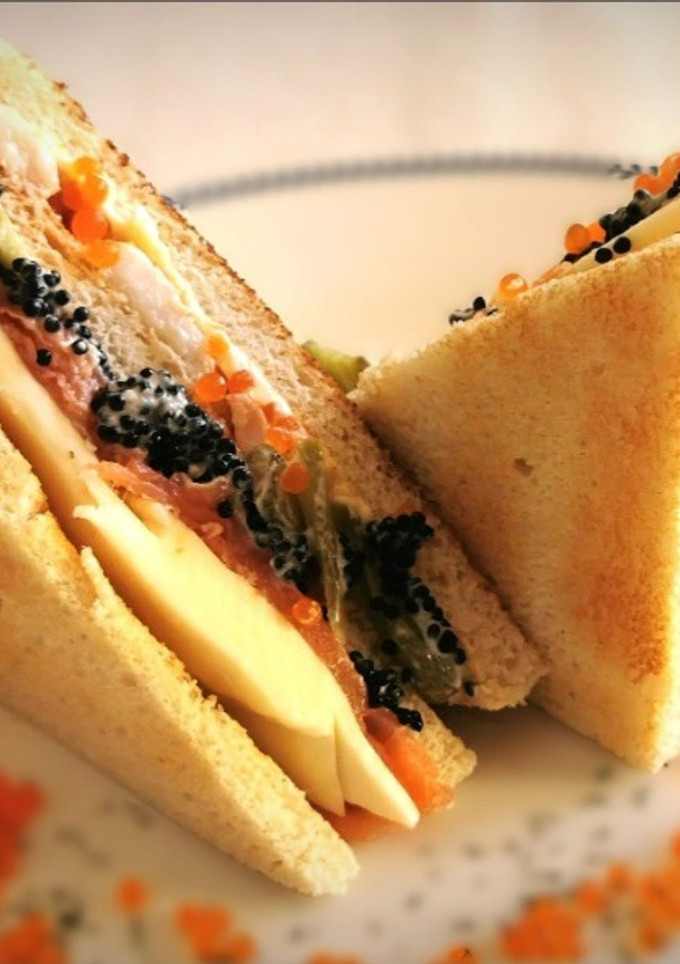 Una foto de Sándwich Trikini de Salmón ahumado y Langostinos