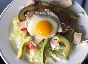 Una foto de Ensalada con huevo, palta, pollo y Camembert 😍