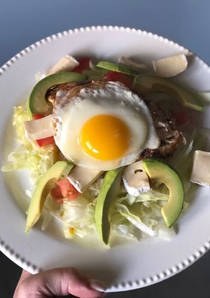 Una foto de Ensalada con huevo, palta, pollo y Camembert 😍