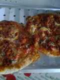Mini Pizzas con chorizo ahumado picante y guiso de vegetales