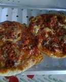 Mini Pizzas con chorizo ahumado picante y guiso de vegetales