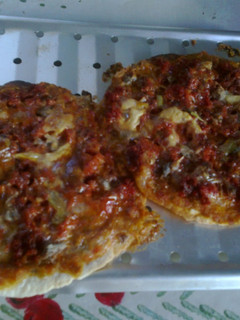 Una foto de Mini Pizzas con chorizo ahumado picante y guiso de vegetales