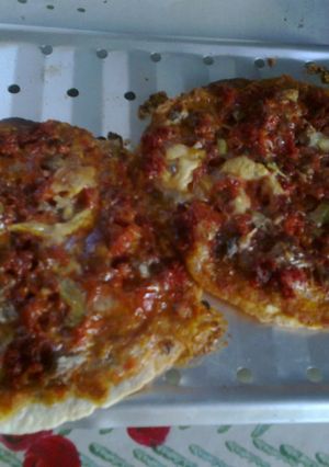 Una foto de Mini Pizzas con chorizo ahumado picante y guiso de vegetales