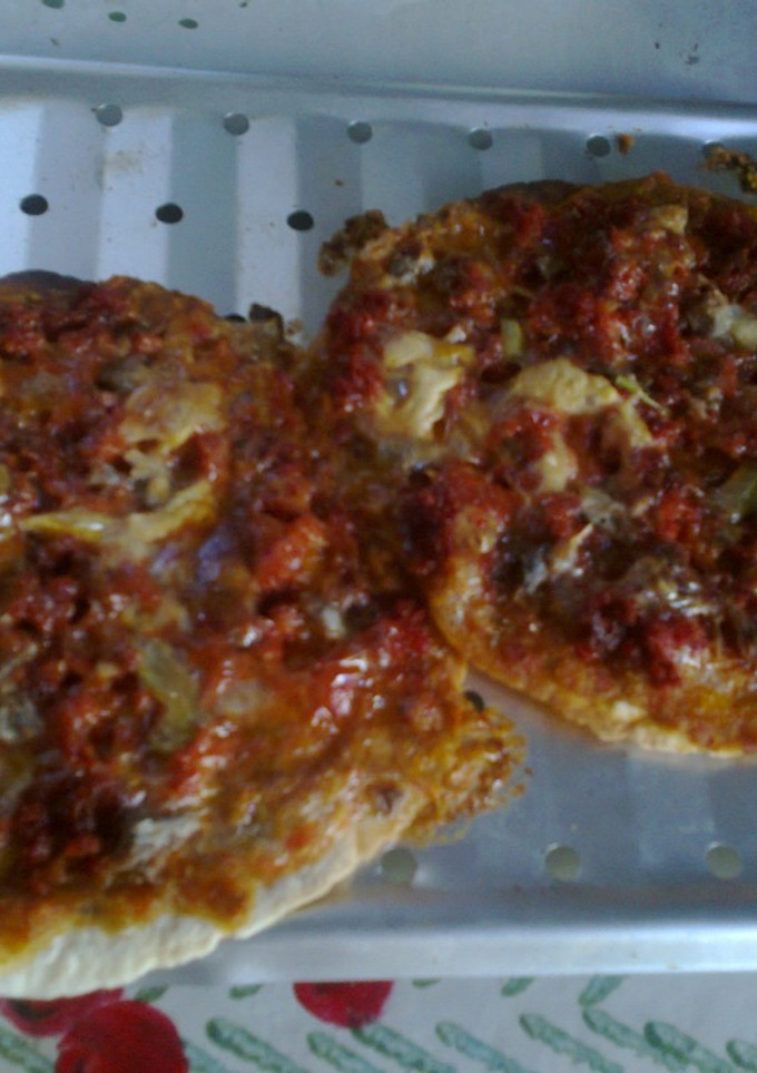 Una foto de Mini Pizzas con chorizo ahumado picante y guiso de vegetales