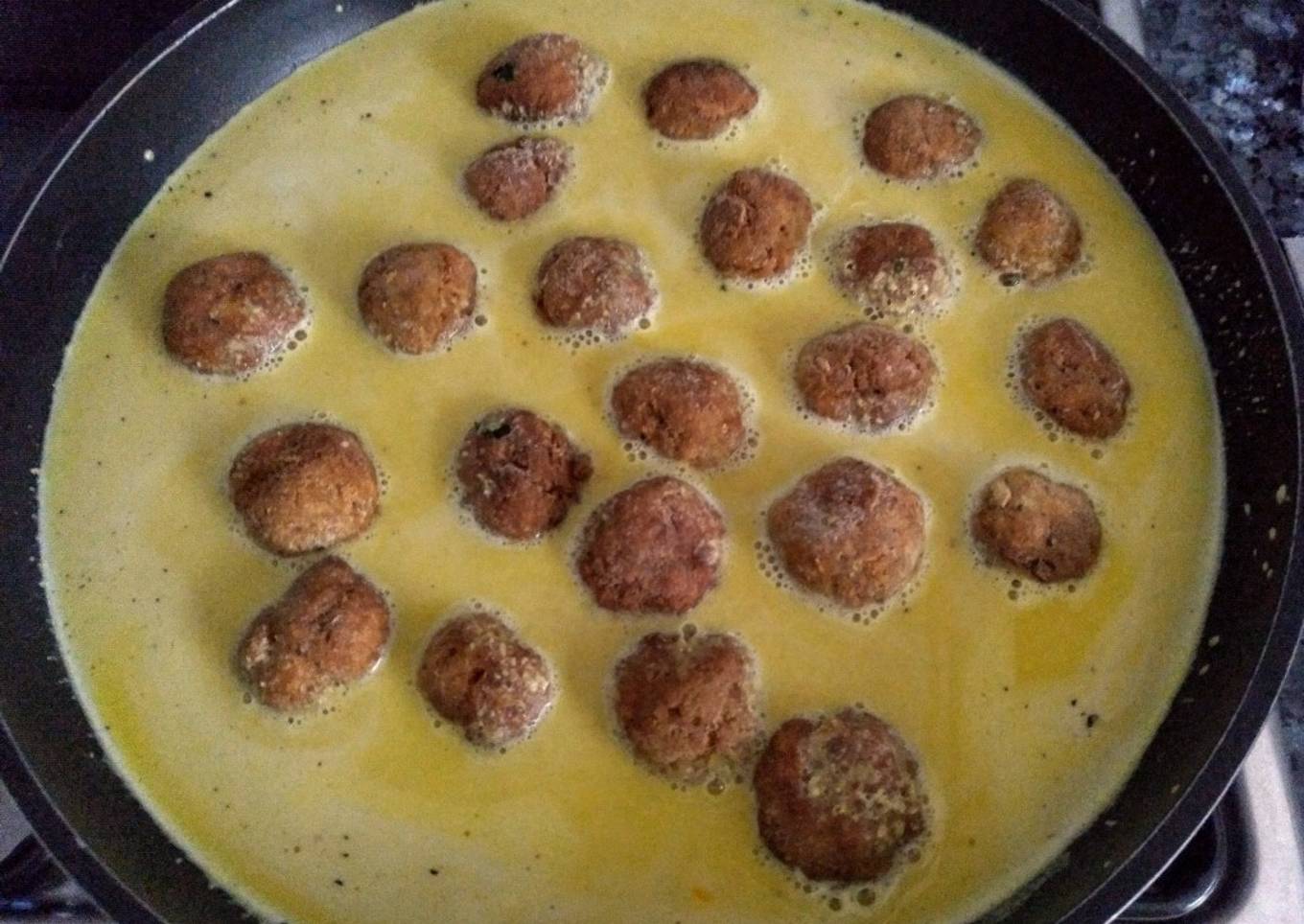 Albóndigas de carne del cocido en salsa de almendras