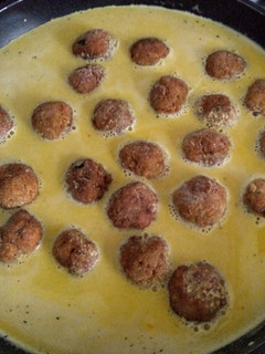 Una foto de Albóndigas de carne del cocido en salsa de almendras
