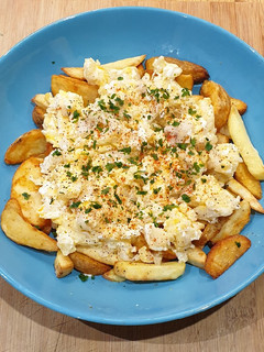 Una foto de Huevos rotos con bacalao