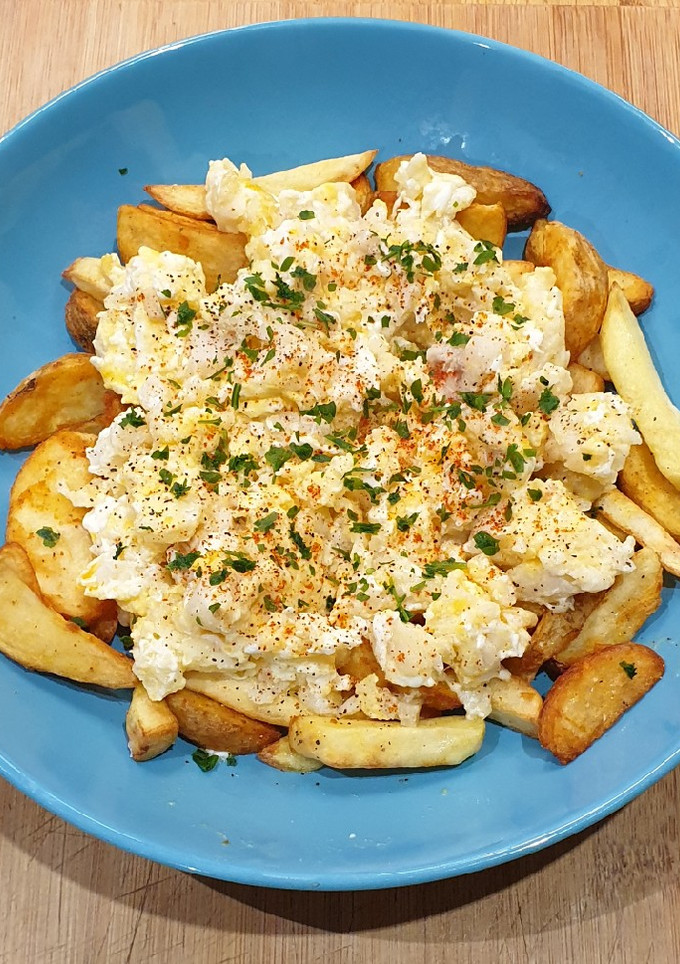 Una foto de Huevos rotos con bacalao