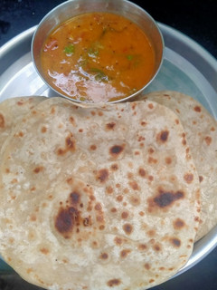 A picture of Chapati and dal.
