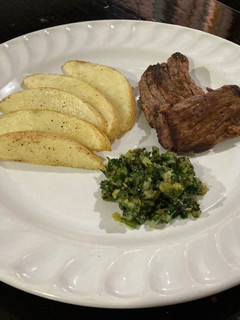 Una foto de Filete al perejil con papas rústicas