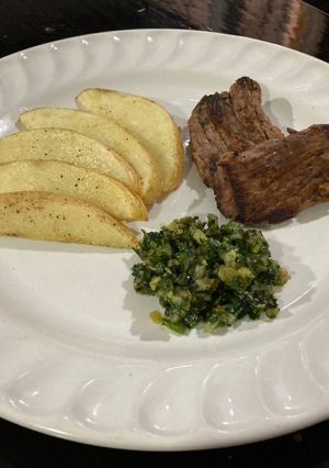 Una foto de Filete al perejil con papas rústicas