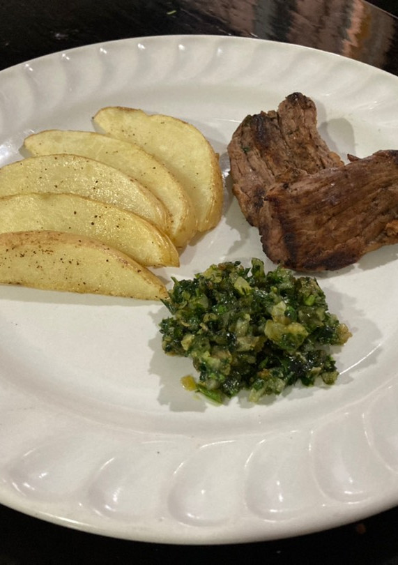 Una foto de Filete al perejil con papas rústicas