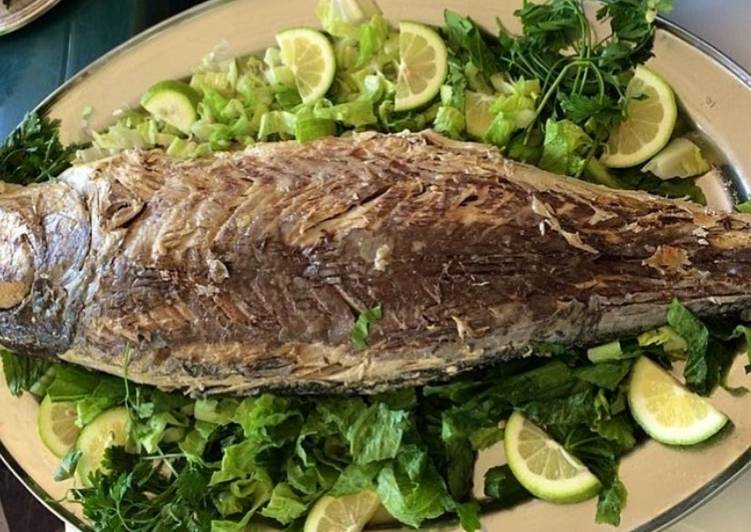 سمك مقلي مع ارز 🥘