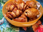 Une photo de pain au chocolat