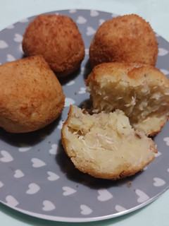 Una foto de Bombas de patata rellenas