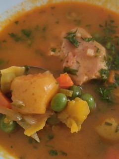 Una foto de Guiso🍛de pollo🍗y vegetales🥘🫛🥕🍲🥔