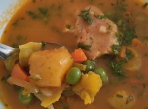 Una foto de Guiso🍛de pollo🍗y vegetales🥘🫛🥕🍲🥔