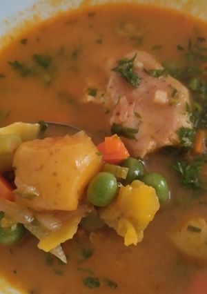 Una foto de Guiso🍛de pollo🍗y vegetales🥘🫛🥕🍲🥔
