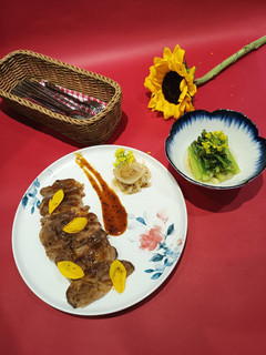 桂花醬烤伊比利豬排佐時蔬沙拉 的食譜成品照片
