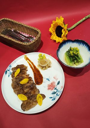 桂花醬烤伊比利豬排佐時蔬沙拉 的食譜成品照片
