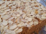 Una foto de bizcocho con huevo y leche de almendras