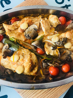 Una foto de Pollo al horno con Almendras y verduritas