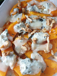 Una foto de Calabaza con queso gorgonzola y nueces