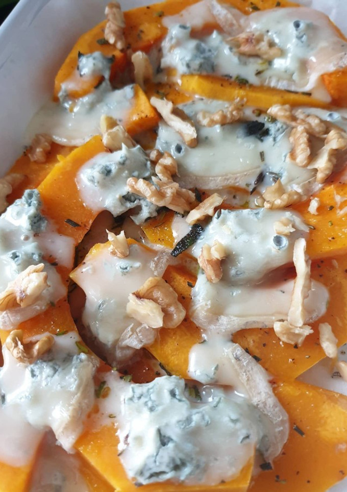Una foto de Calabaza con queso gorgonzola y nueces