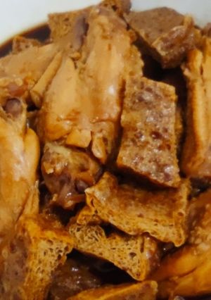 A picture of Sukiyaki chicken stew.