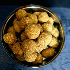 A picture of Methi Gond Ladoo.