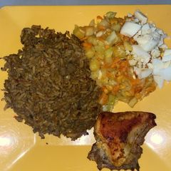A picture of Dirty rice with grill chicken and veggies sauce.