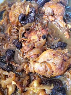 Una foto de Pollo con ciruelas