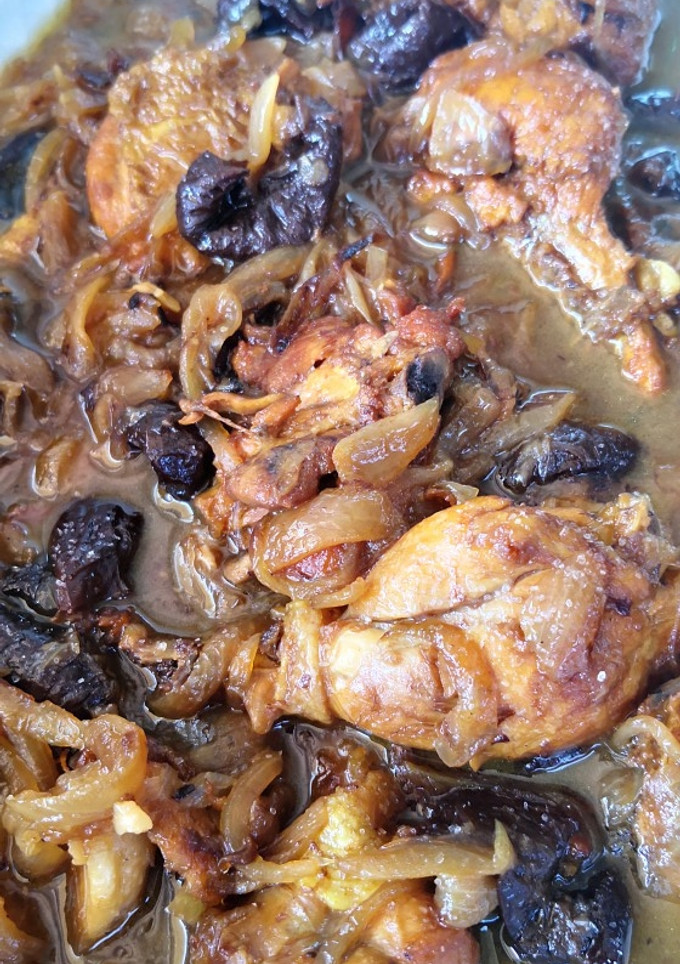 Una foto de Pollo con ciruelas