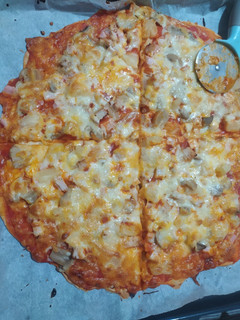 Una foto de Pizza caribeña con pollo