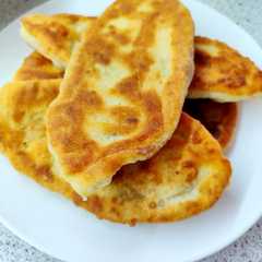Жареные пирожки на сковороде с печенкой и мясом-レシピのメイン写真