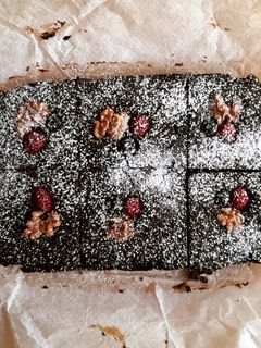 Una foto de Brownie de algarroba y patata