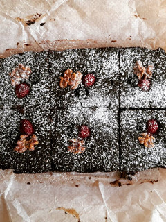 Una foto de Brownie de algarroba y patata
