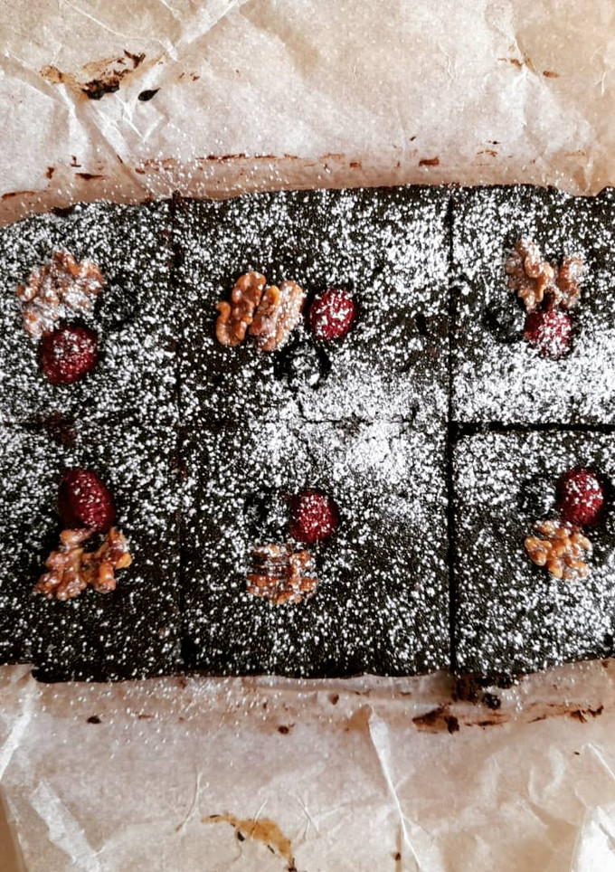 Una foto de Brownie de algarroba y patata