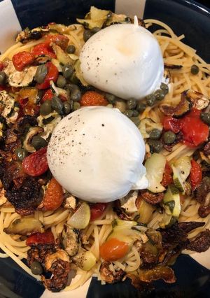 Une photo de Spaghettis aux légumes et burrata