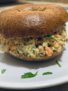 Una foto de Bagel con relleno de garbanzos y mostaza
