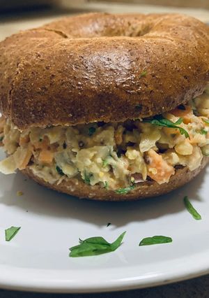 Una foto de Bagel con relleno de garbanzos y mostaza